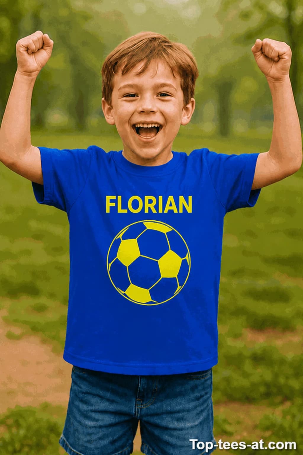 Königsblaues Kinder-T-Shirt mit gelbem Fußball und Namen darüber, getragen von einem jubelnden Buben