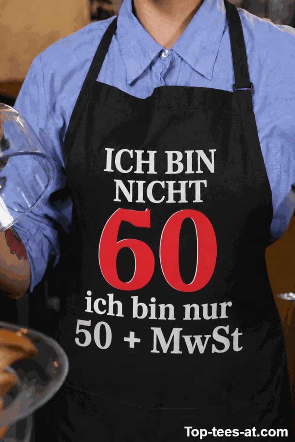 Schwarze Schürze zum 60. Geburtstag mit Spruch „ICH BIN NICHT 60, ich bin nur 50 + MwSt“