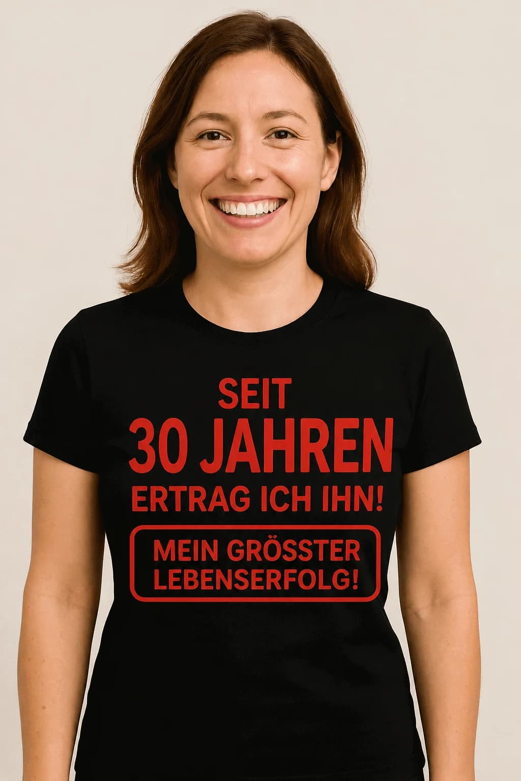 Frau im schwarzen T-Shirt mit rotem Spruch „Seit 30 Jahren ertrag ich ihn – mein größter Lebenserfolg“