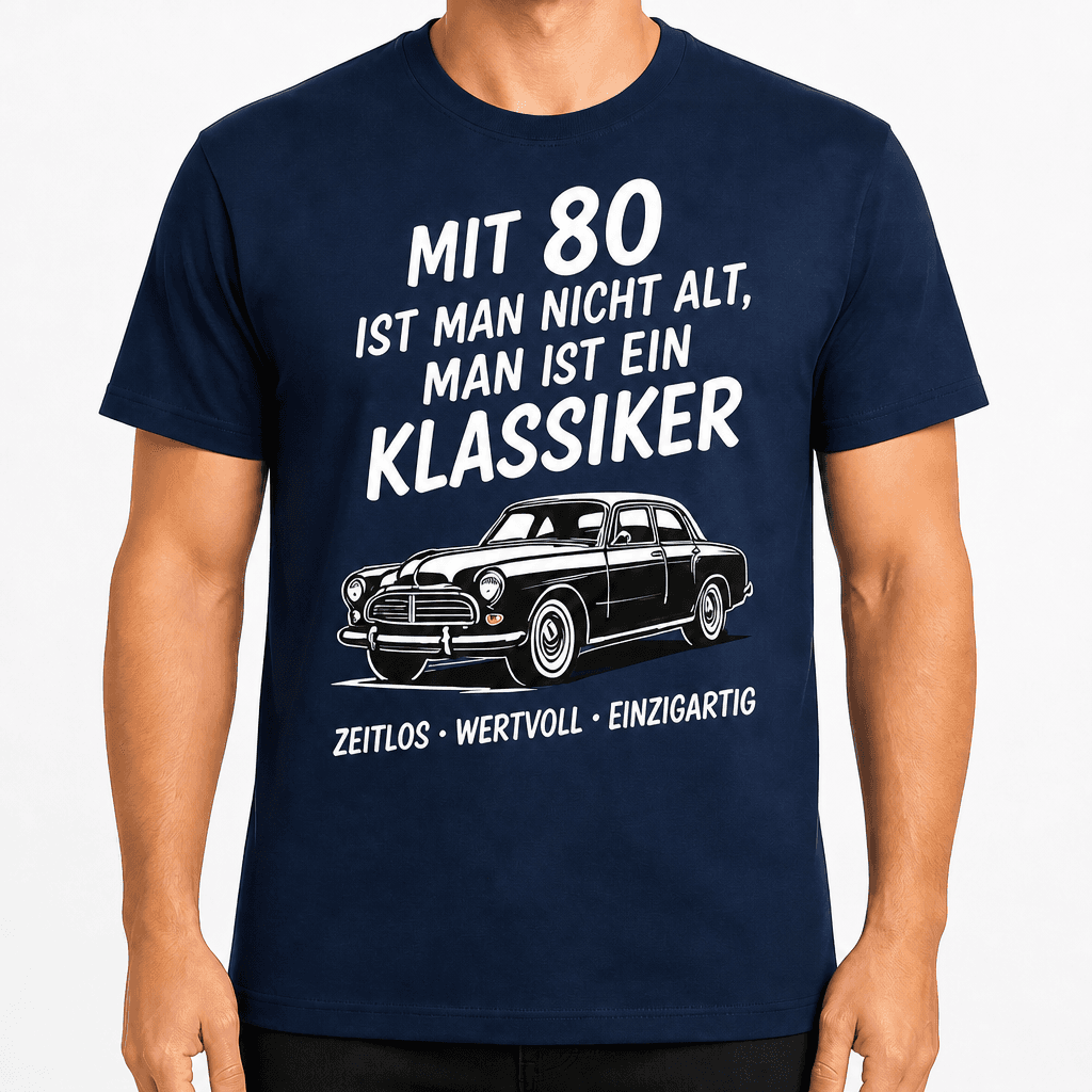 Dunkelblaues T-Shirt zum 80. Geburtstag mit Oldtimer und Spruch „Mit 80 ist man nicht alt, man ist ein Klassiker“