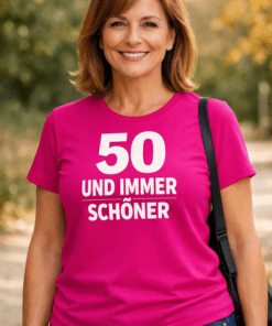 Lustiges T-Shirt „50 und immer schöner“ (Magenta)
